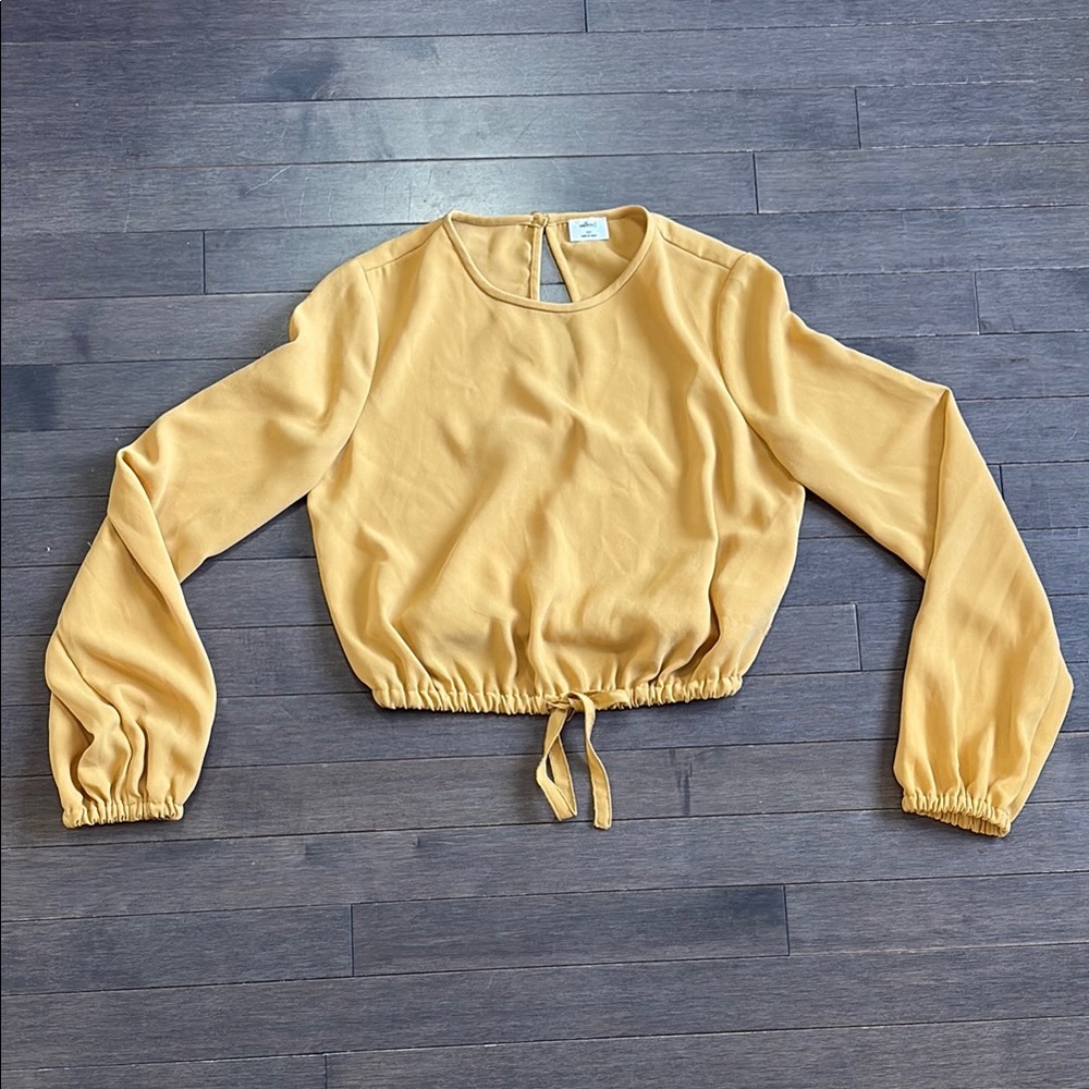 Women's XXS Wilfred by Aritzia Mustard Long Sleeve Crop Top with Button Clasp